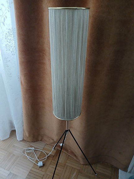 Kaunis retro lattiavalaisin