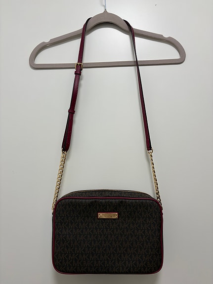Michael Kors olkalaukku