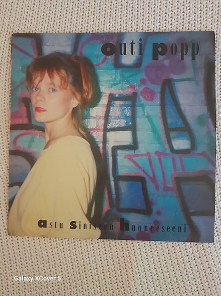 Outi Popp – Astu siniseen huoneeseeni LP-levy