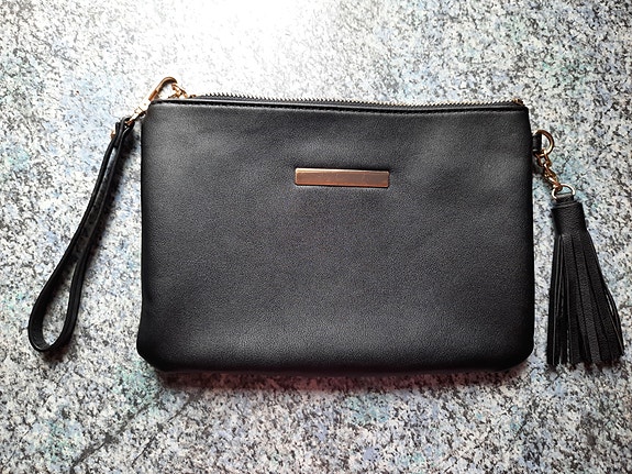 Musta tekonahkainen naisten clutch-laukku