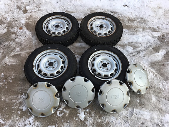 Toyota Starlet 1997 4x100 peltivannesarja alkup. kapseleilla ja nastapyörillä