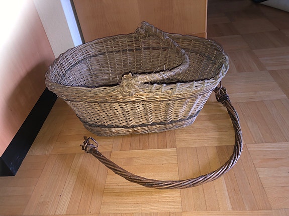 Aito vanha kori ja punottu sanka