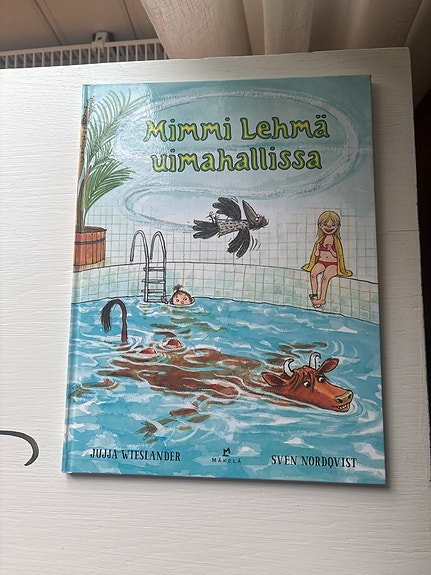 Mimmi Lehmä uimahallissa lastenkirja