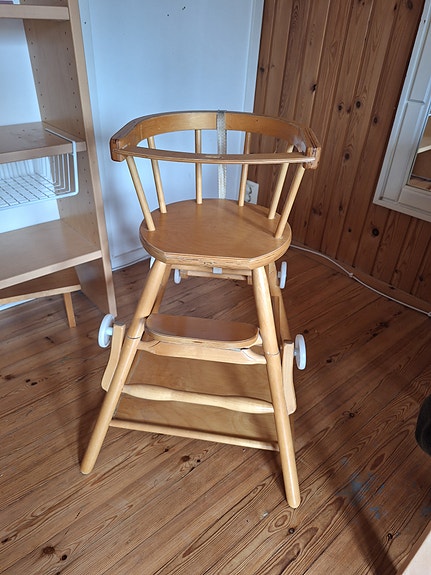 Puinen syöttötuoli