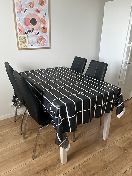 Tamminen ruokapöytä