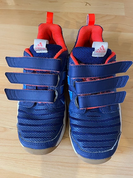 Adidas lasten sisäpelikengät koko 33