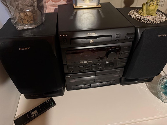 Sony stereosarja kaiuttimilla
