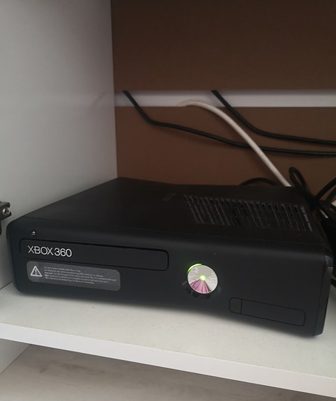 Microsoft Xbox 360 S konsoli ohjaimilla ja peleillä