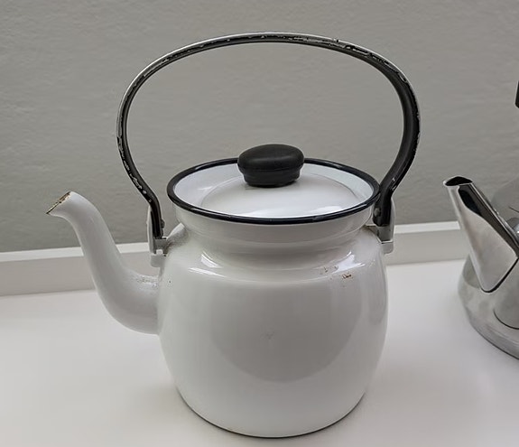 Valkoinen emalinen teepannu / kahvipannu