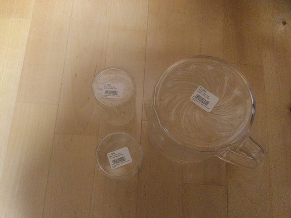 Flora kannu ja kaksi lasia