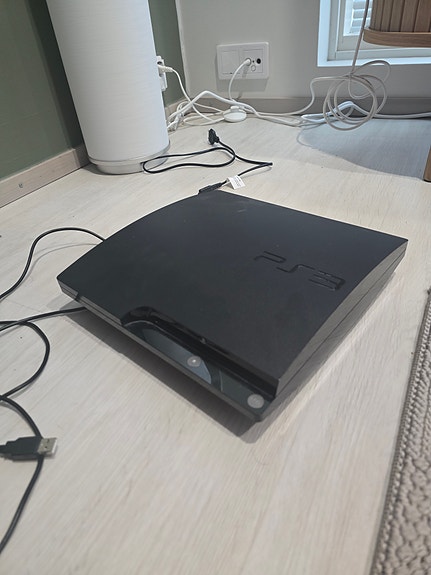 PS3 Slim (111GB) paketti (Viallinen konsoli + toimiva ohjain ja johdot + pelit)