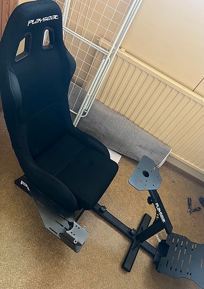 Playseat musta ajosimulaattorin penkki / rattiteline