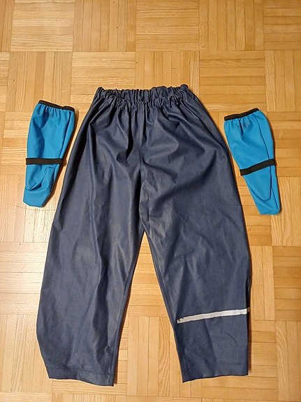 Sadehousut koko 110 unisex ja  sadekinttaat 1 v