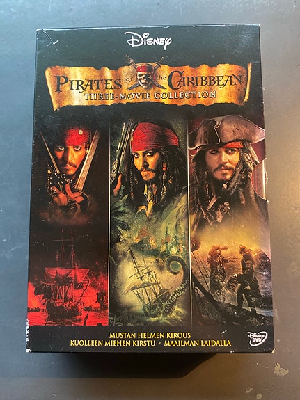 3 osainen Pirates of the Caribbean DVD- setti + (osa 4) Vierailla Vesillä