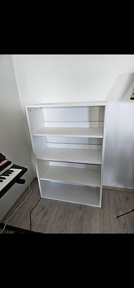 Valkoinen puinen kirjahylly