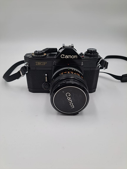 Canon EF filmikamera + 2 Canon FD -objektiivia + salama + alkuperäinen laukku
