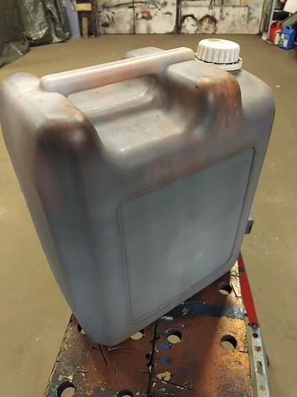 Ruskeaa petsiä 10 L.