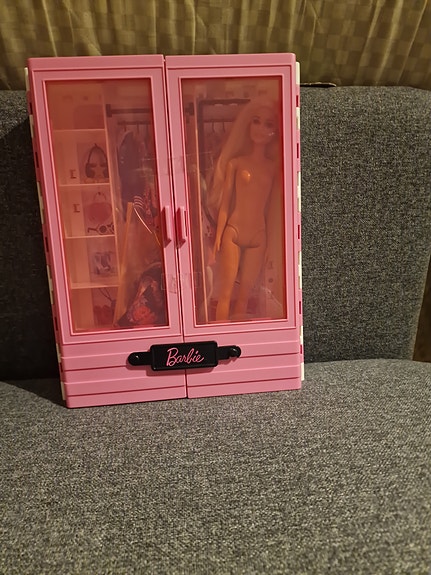 Barbie vaatekaappi ja nukke