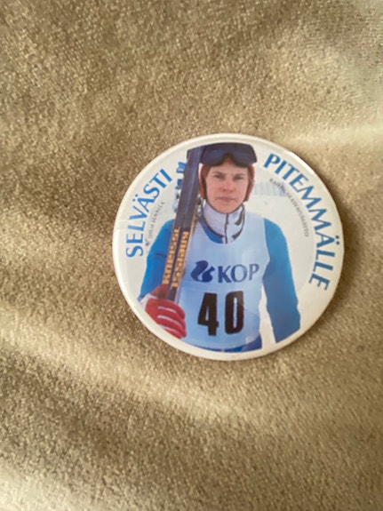 Matti Nykänen, "Selvästi pitemmälle"-pinssi.