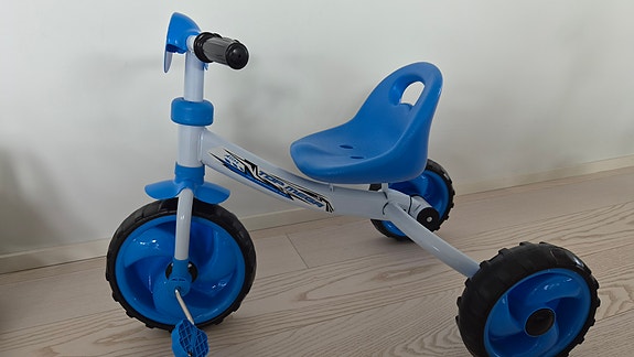 Sininen potkupyörä / kolmipyörä lapselle