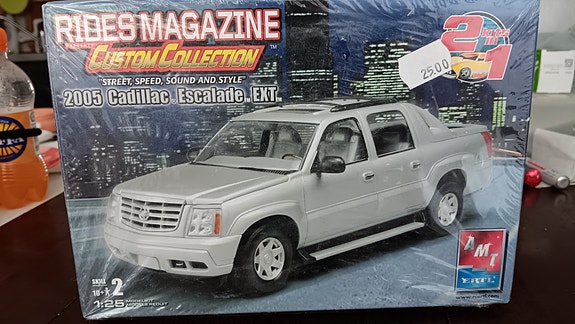 Amt 05 Cadillac  Escalade ext 1:25