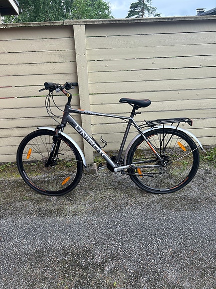 Miesten 28” hybridipyörä.