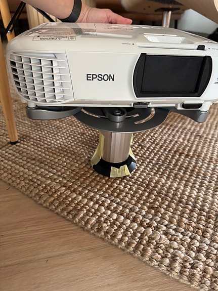 Epson EH-TW650 -projektori ja valkokangas