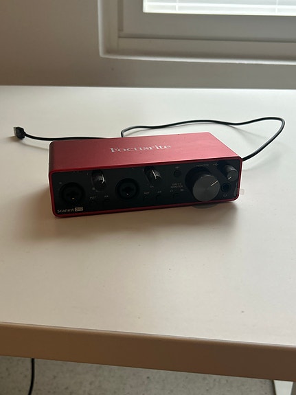 Focusrite Scarlett 2i2 USB-äänikortti punainen