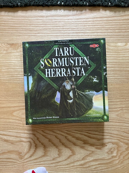 Taru Sormusten Herrasta lautapeli suomeksi