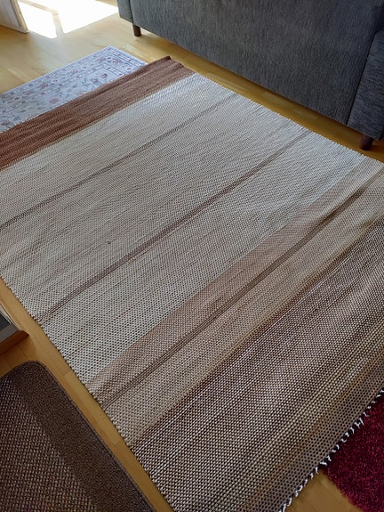 Käsinkudottu iso räsymatto