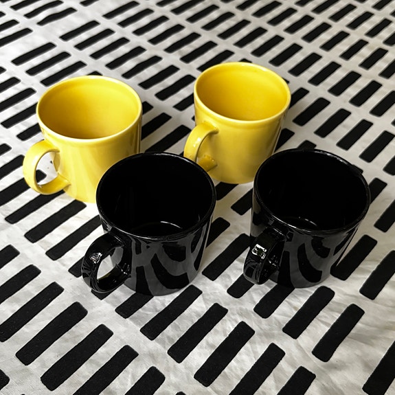 Iittala Teema mukit musta ja keltainen