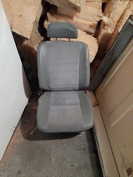 Auton penkit tai lepotuoli"