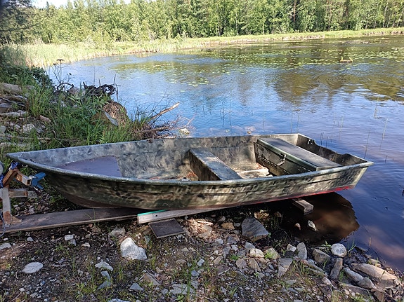 Pieni soutuvene maastokuvioitu