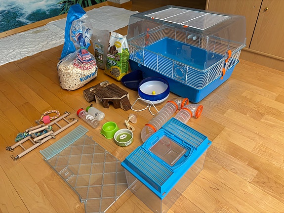 Hamsterin häkki tarvikkeineen