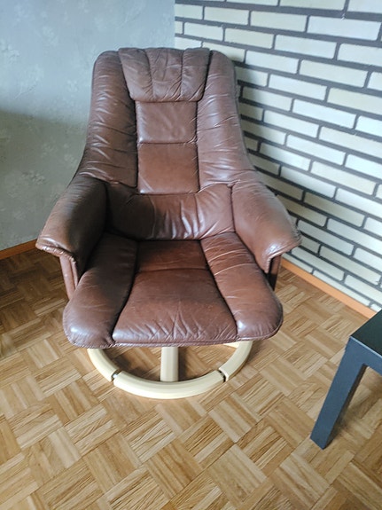 vanha nahkainen nojatuoli