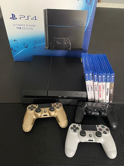 Myydään hyväkuntoinen PS4 1Tb + 3 ohjainta + pelejä