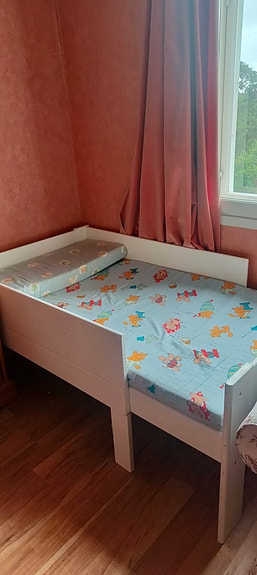 Valkoinen jatkettava lastensänky