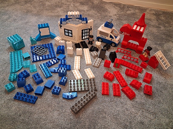 Lego Duploja poliisi ja paloasema