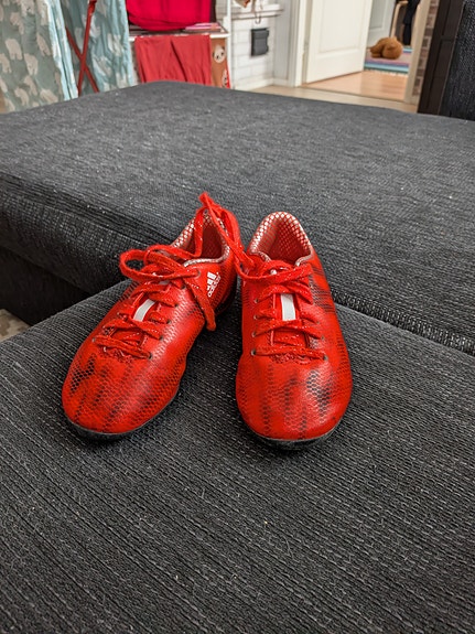 Adidas lasten jalkapallokengät koko 28