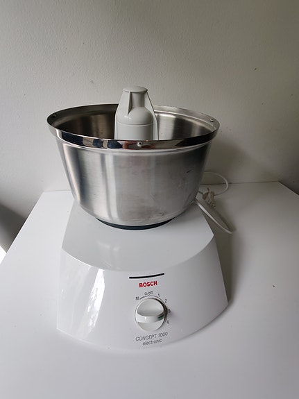Bosch Concept 7000 yleiskone teräskulholla valkoinen