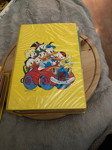 Aku Ankka kansio ja Aku Ankka -lehtiä