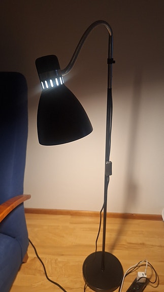Musta lattiavalaisin ja kattovalaisinpaketti