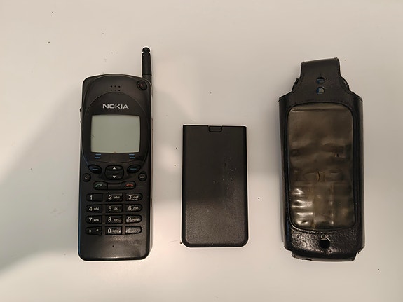 Nokia 2110 kahdella akulla ja kotelolla