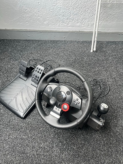 Logitech Driving Force GT rattiohjain ja polkimet