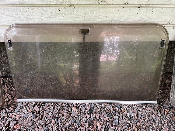 Asuntovaunun ikkunoita 3 kpl