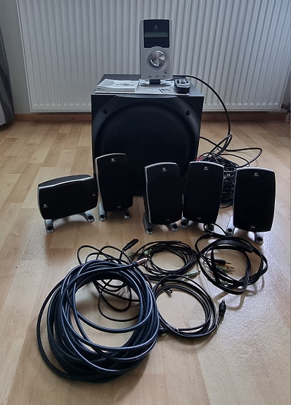Logitech Z-5500 Digital 5.1 – Legendaarinen äänitykki (Toimiva + digikaapelit)