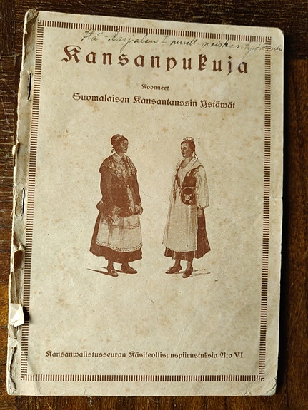 Kansanpukuja – Suomen kansallispukuja -kirja