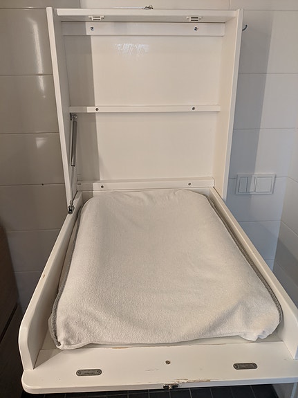 BabyDan seinään kiinnitettävä hoitopöytä valkoinen