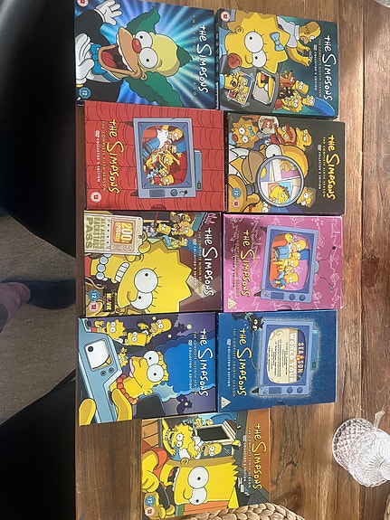 Simpsonit dvd-levyjä
