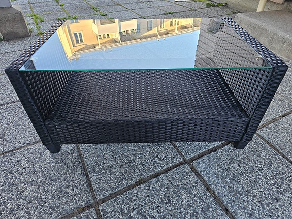 polyrottinkinen tersassi pöytä lasi kannella.